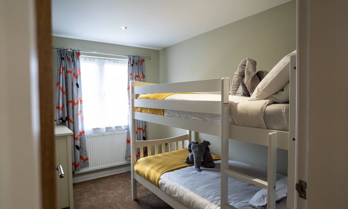 Bexhill-on-Sea Cabin | York Lodge: Pet-Friendly Retreat with Oceanfront Views