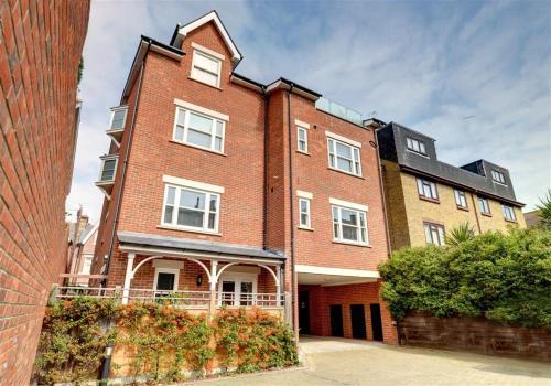 Broadstairs Apartment | Top-Rated York Mansions Apartment: Family-Friendly Getaway