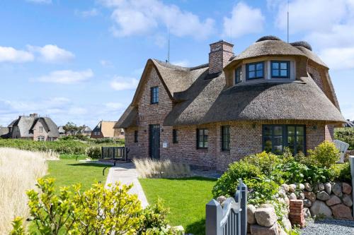 Rantum House | Indulge at York's Hüs: 5-Star Guest Rated Escape