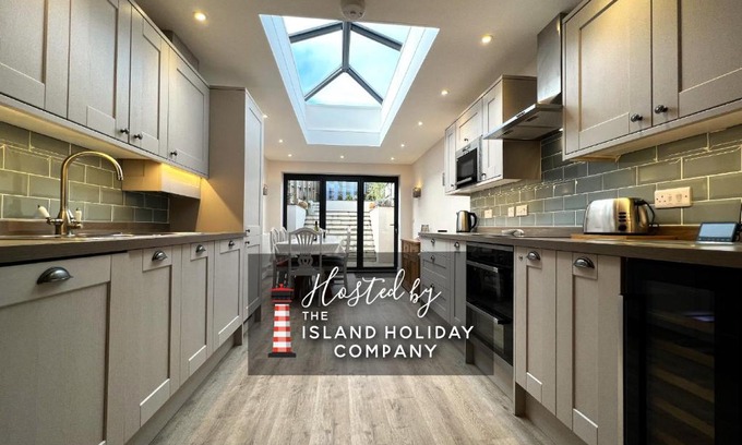 Cowes House | York Street: A 4-Star Gem for Families and Pets