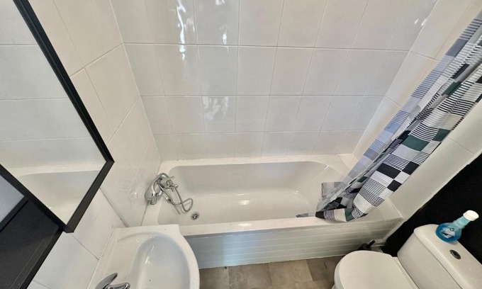 Huddersfield Apartment | Discover Yorkshire Green House: Your Ideal Getaway