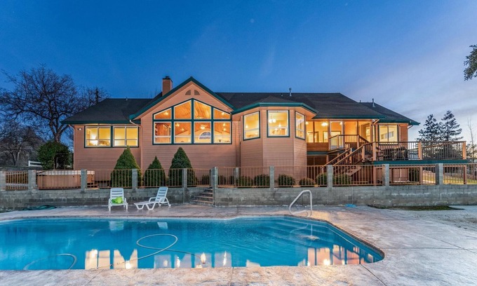 Yosemite Forks House | Unforgettable Yosemite Adventure House with Pool & Game Room