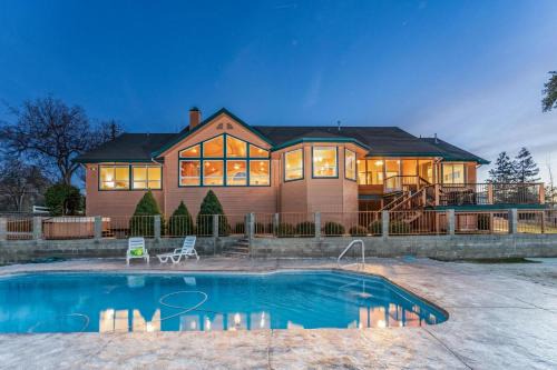 Yosemite Forks House | Yosemite Adventure House: Pool, Hot Tub & Game Room Awaits