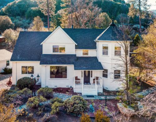 Oakhurst House | Idyllic Yosemite Country House with Hot Tub & Firepit