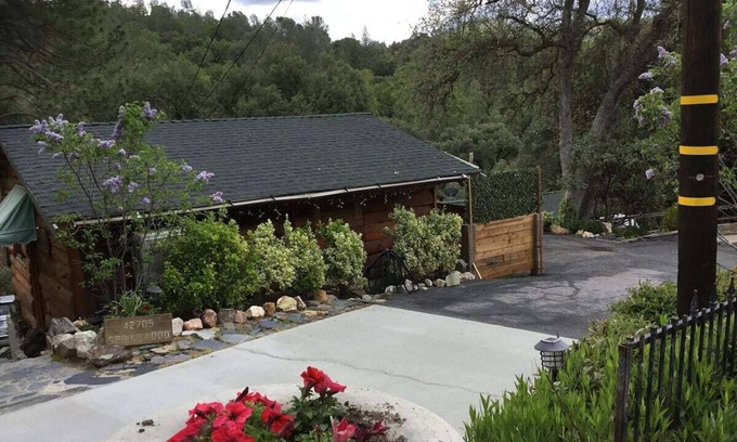 Yosemite Forks Cottage | Pet-Friendly Retreat at Yosemite Southgate Creekside Cottage