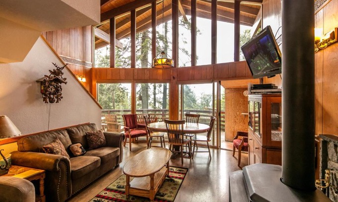 Yosemite West House | Cozy Yosemite Cub's Cabin with Kitchen Amenities