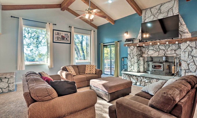 Yosemite Forks House | Cozy Yosemite Retreat with Deck Near Bass Lake Adventure