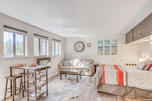 Sunriver House | Budget-Friendly Yosemite: Family Room & Breakfast Included