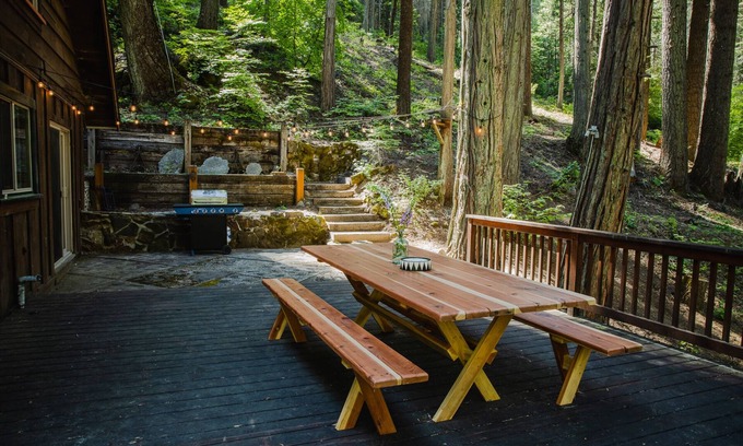 Sugar Pine Cabin | Modern Creekside Cabin in Yosemite/Oakhurst - Guest Rated 9.8