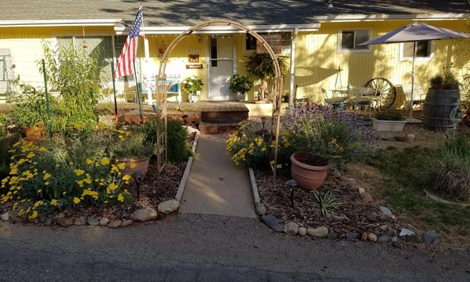 Mariposa Bed & Breakfast | Idyllic Yosemite Plaisance Bed & Breakfast with Dining