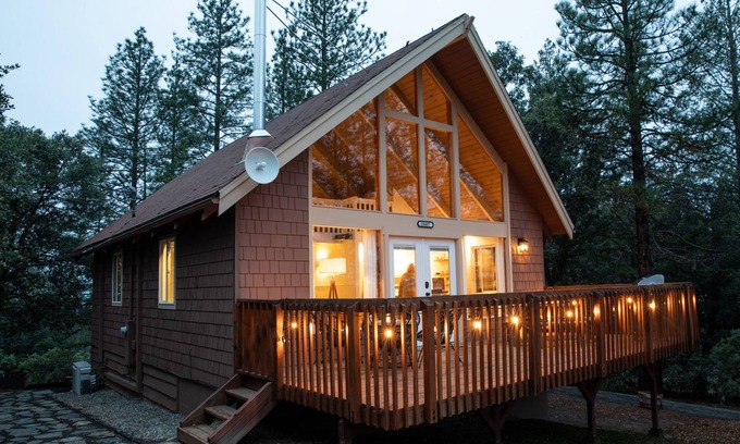Groveland Cabin | Pet-Friendly Yosemite Retreat: Hilltop Cabin in Nature