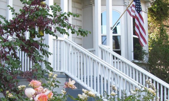 Groveland Bed & Breakfast | Explore Yosemite Rose Bed and Breakfast with Pool & Dining