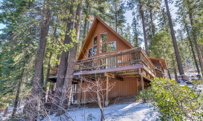 Yosemite West House | Yosemite Vista: Pet-Friendly Retreat with Spa & Hot Tub