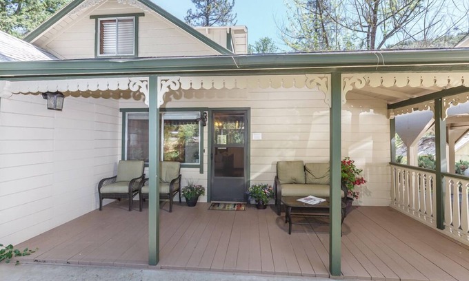 Mariposa Cabin | Discover Yosemite Getaway with Pool and Spa Amenities