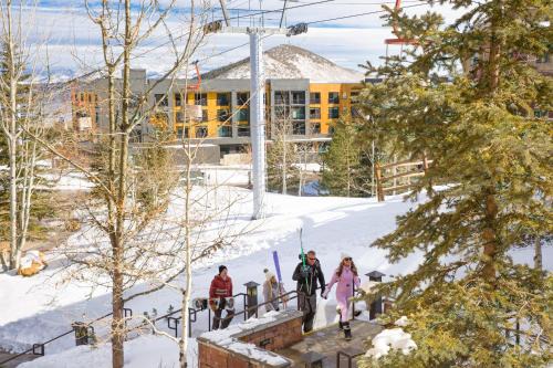 Park City Hotel | Stylish YOTELPAD Park City with Pool and Ocean Views