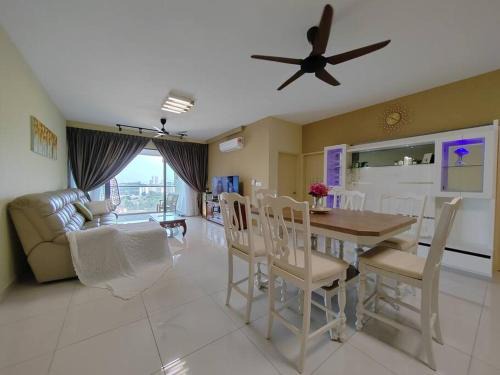Kampung Sungai Raya Apartment | Spacious 3-Bedroom Unit with Pool and Netflix Access