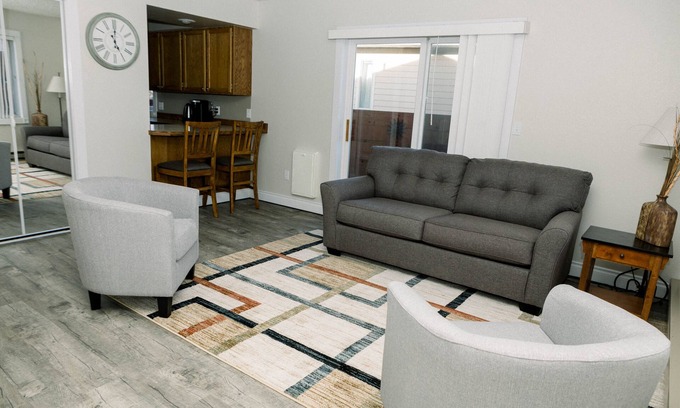 Helena House | Pet-Friendly Haven: Perfect for You and Fido!