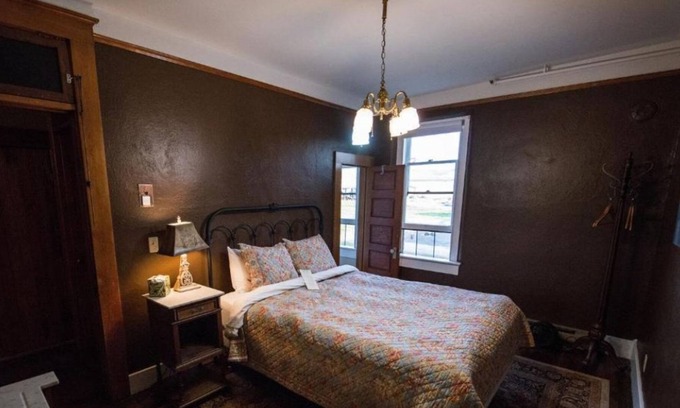 Dufur House | You found it! 2 Units w/ Free Onsite Parking, On-site Restaurant and Bar!