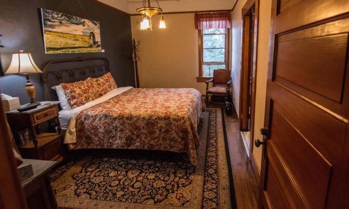 Dufur House | You Found It! 3 Convenient Units, FREE Parking, Near The Dalles Art Center
