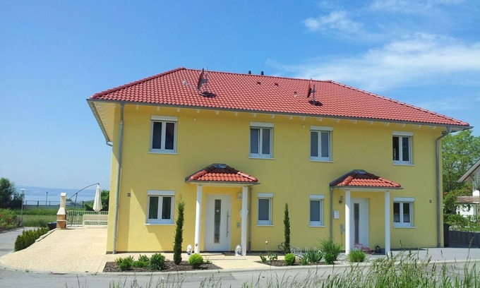 Stetten House | Experience Breathtaking Mountain and Ocean Views