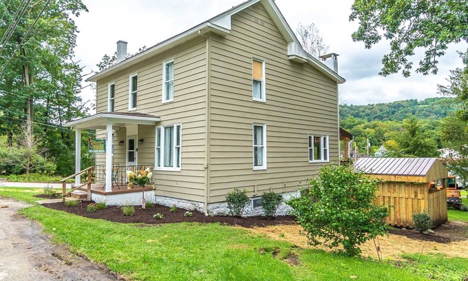 Ohiopyle House | Inviting Yough Guest House: Hot Tub & Downtown Ohiopyle