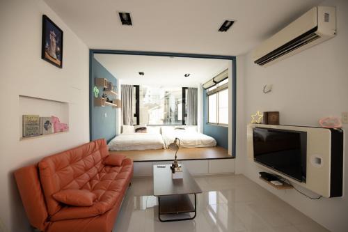 West Central District House | Inviting YouI98 Guesthouse: Ideal for Families and Pets