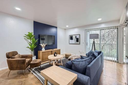 Bouldin Apartment | Your Airy King Suite Getaway - Sleeps 4 - Pool, Prkg