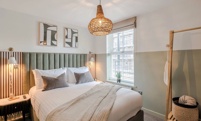 East Walworth Apartment | Cozy Two Bed Apartment with Terrace and Family Amenities