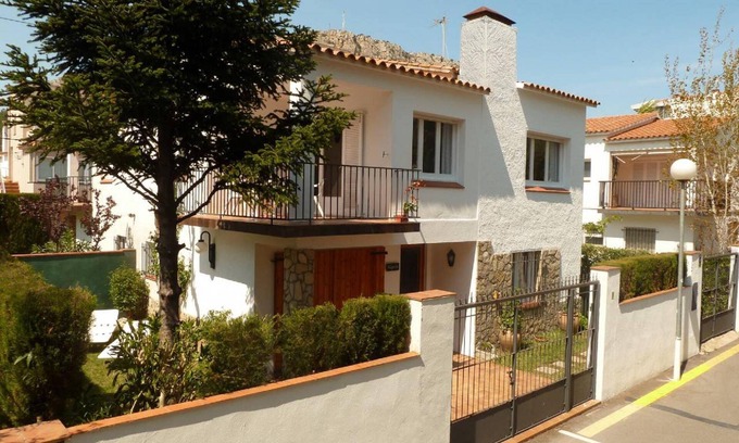 L'Estartit House | Beachside Retreat with Garden: Rated 9.8/10 & Wifi
