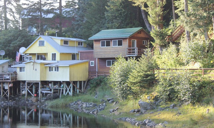Elfin Cove Cabin | Relax at Your Cabin on the Boardwalk with Family-Friendly Perks