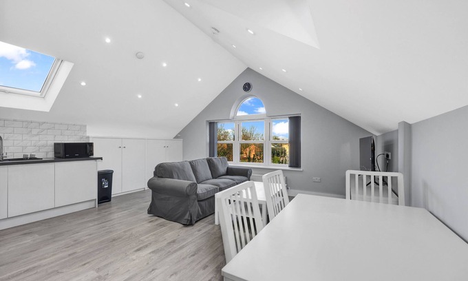 Forest Gate Apartment | Cozy Modern 2 Double Bedroom Flat - Steps from the Station