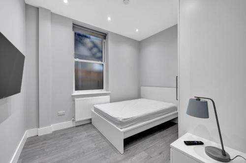Forest Gate Apartment | Comfortable Modern 1 Bedroom Flat - Steps from the Station