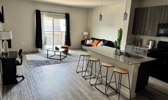 George Bush Park/Eldridge Bed & Breakfast | Your Cozy & Captivating Condo!