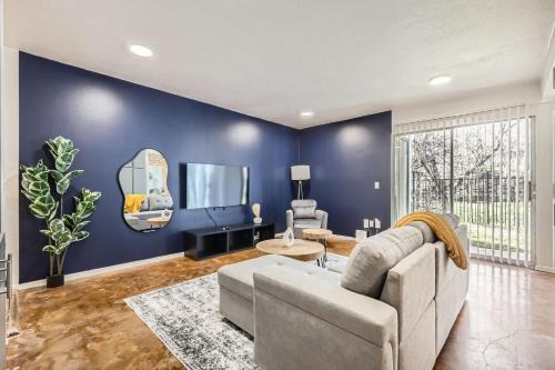 Bouldin Apartment | Your Cozy King Suite Getaway - Sleeps 4 - Pool, Prkg