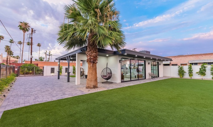Downtown House | Ideal Location with Pool, BBQ, VR Tour & More!