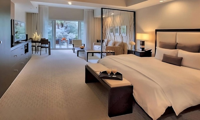 Ludlam Hotel | Discover Your Ideal Miami Escape with Pool and Kitchen