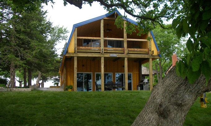 Alma House | Perfect Family Retreat at Lake Wabaunsee in Kansas