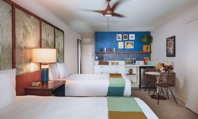 Waikiki Hotel | Discover Waikiki's White Sands: Oceanfront Unit with Lanai