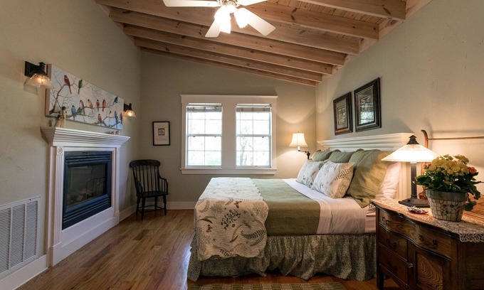 Fredericksburg Cabin | Your Hiding Place: Blissful Retreat with Hot Tub & Kitchen