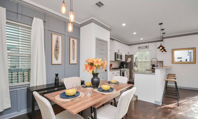 Greater East End House | Discover Your Ideal Retreat in Downtown +NRG+ Med