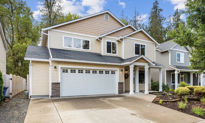 Battle Ground House | Your Renovated Retreat: Family-Friendly & Eco-Conscious
