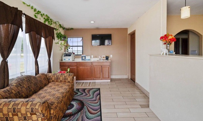 Beeville House | Your Home Away From Home! Free Parking, Minutes to Flournoy Park