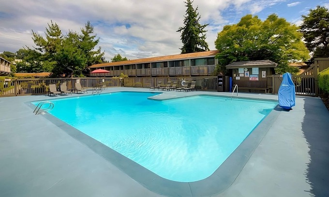 West Bellevue Hotel | Comfort Awaits at Red Lion Hotel Bellevue - Pet-Friendly Stay
