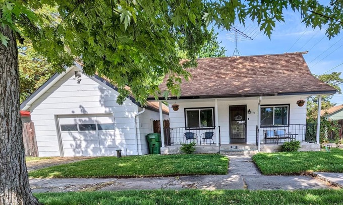 Payette House | Your Ideal Retreat with Ocean Views and Family Amenities