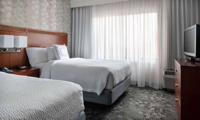 Camelback East Hotel | Your Ideal Getaway with Pool & Near Historic Heritage Square