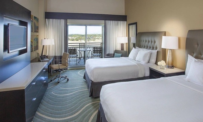Lakeway Hotel | Your Perfect Getaway: Pet-Friendly Units with Pool Access