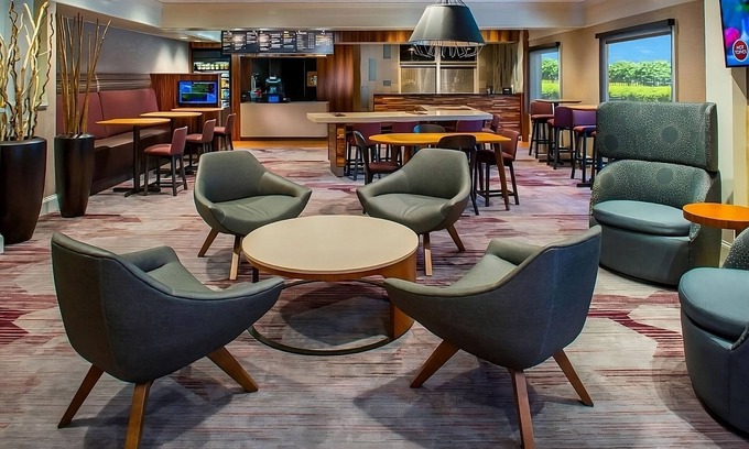 South Lowell Hotel | Your Ideal Retreat: 2 Modern Units Near Golf Course
