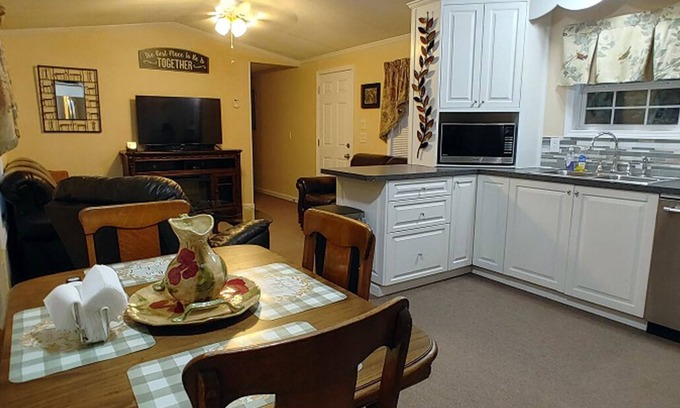 Sparta House | Your Perfect Retreat at Frogmore Pond with Spa & Hot Tub
