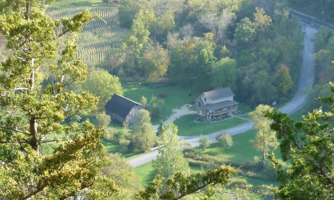 Coon Valley Cottage | Your Ideal Retreat: Pet-Friendly & Family-Oriented Stay