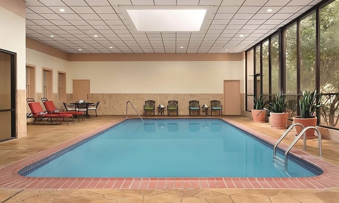 Fort Worth Hotel | Your Ideal Getaway: Relaxing Units with Great Amenities